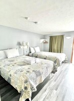 Escritorio, cortinas blackout y tabla de planchar con plancha 