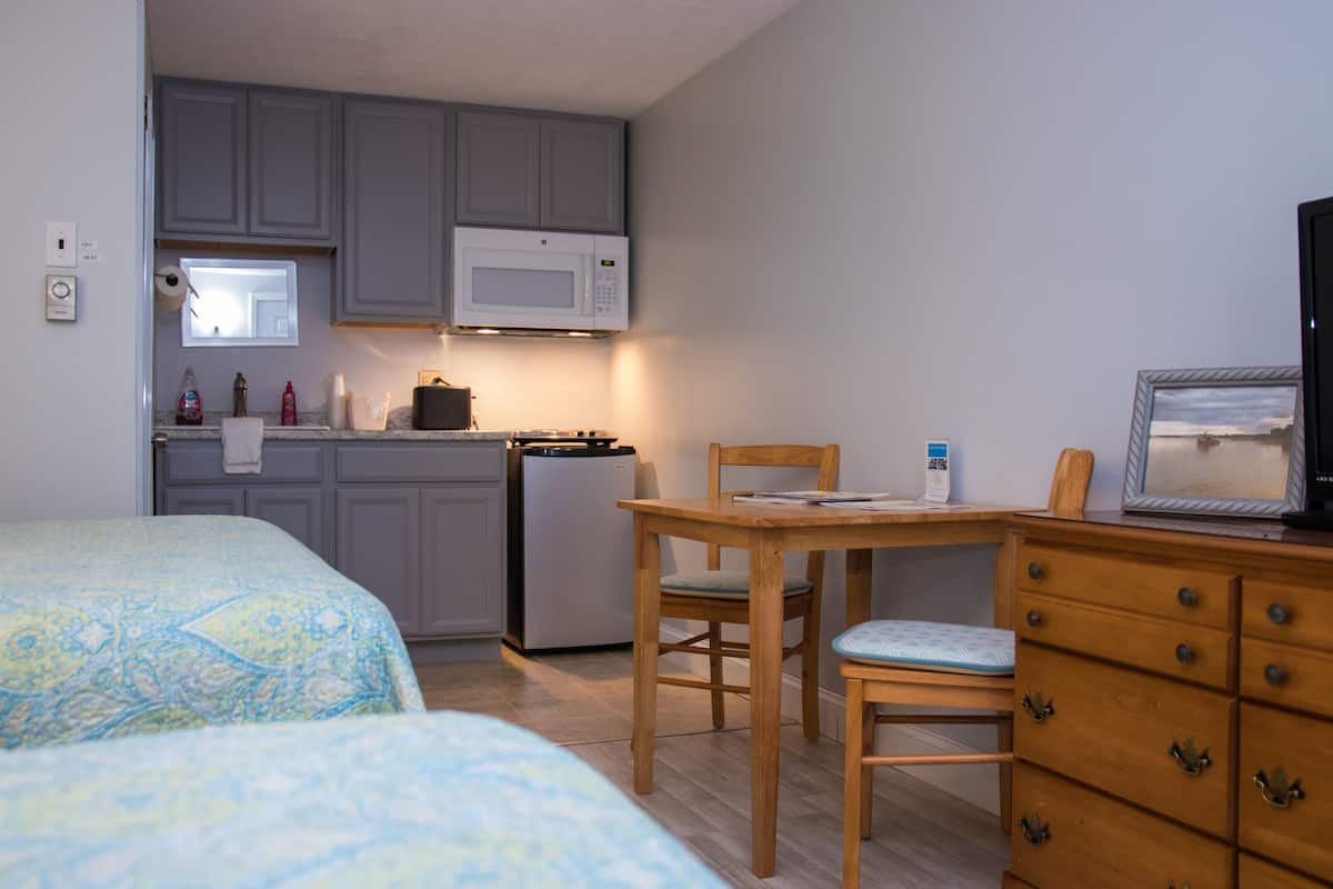 Quarto premium, 2 camas Queen (1st floor) | Escrivaninha, cortinas blackout, ferros/tábuas de passar roupa