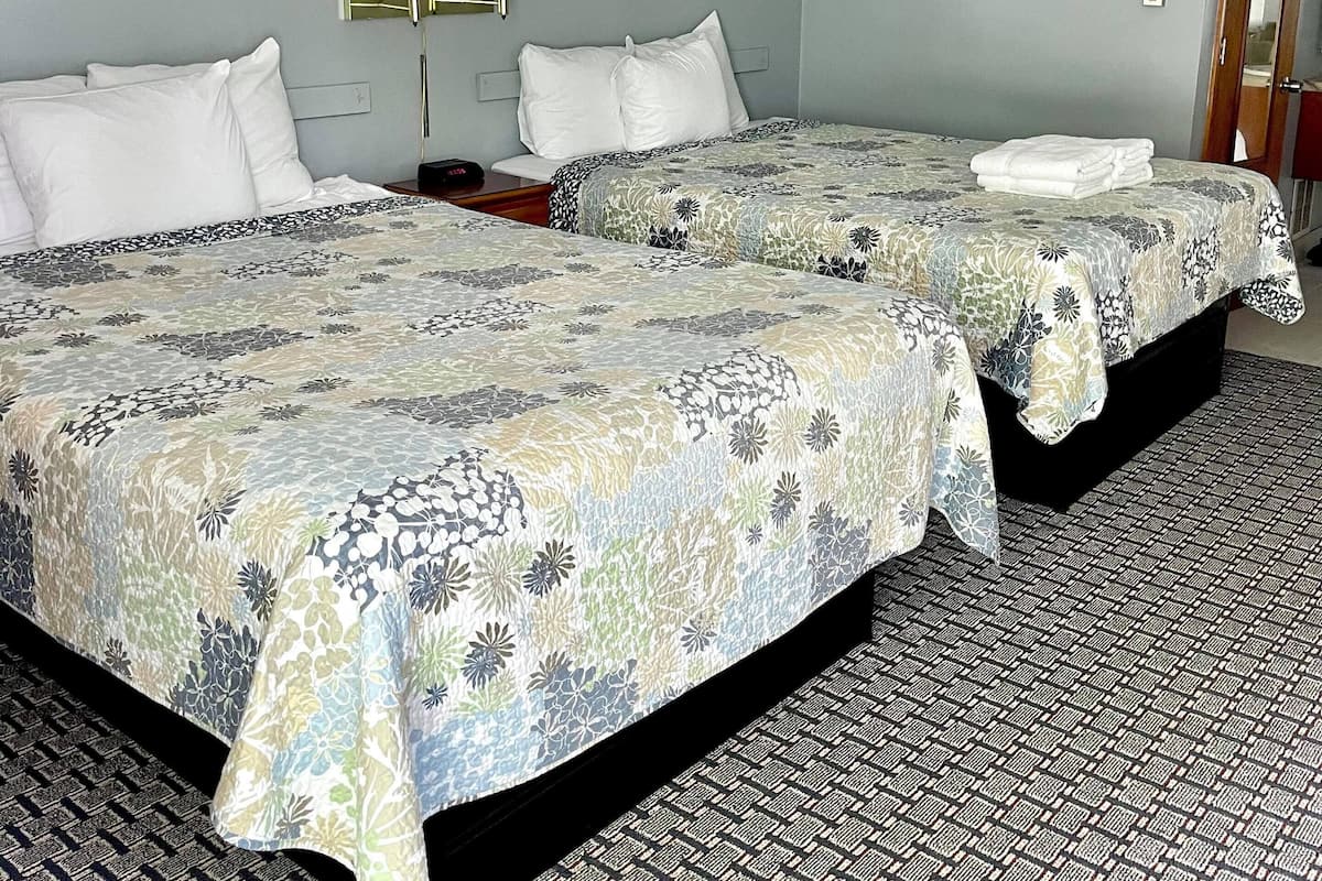 Quarto casal luxo, 2 camas Queen, vista para a piscina (2nd floor) | Escrivaninha, cortinas blackout, ferros/tábuas de passar roupa