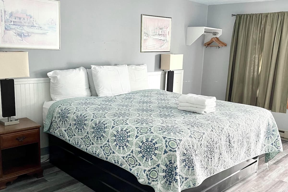 Quarto premium, 1 cama King, vista para a piscina (1st floor) | Escrivaninha, cortinas blackout, ferros/tábuas de passar roupa