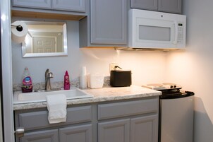 Refrigerador, microondas, cafetera/tetera