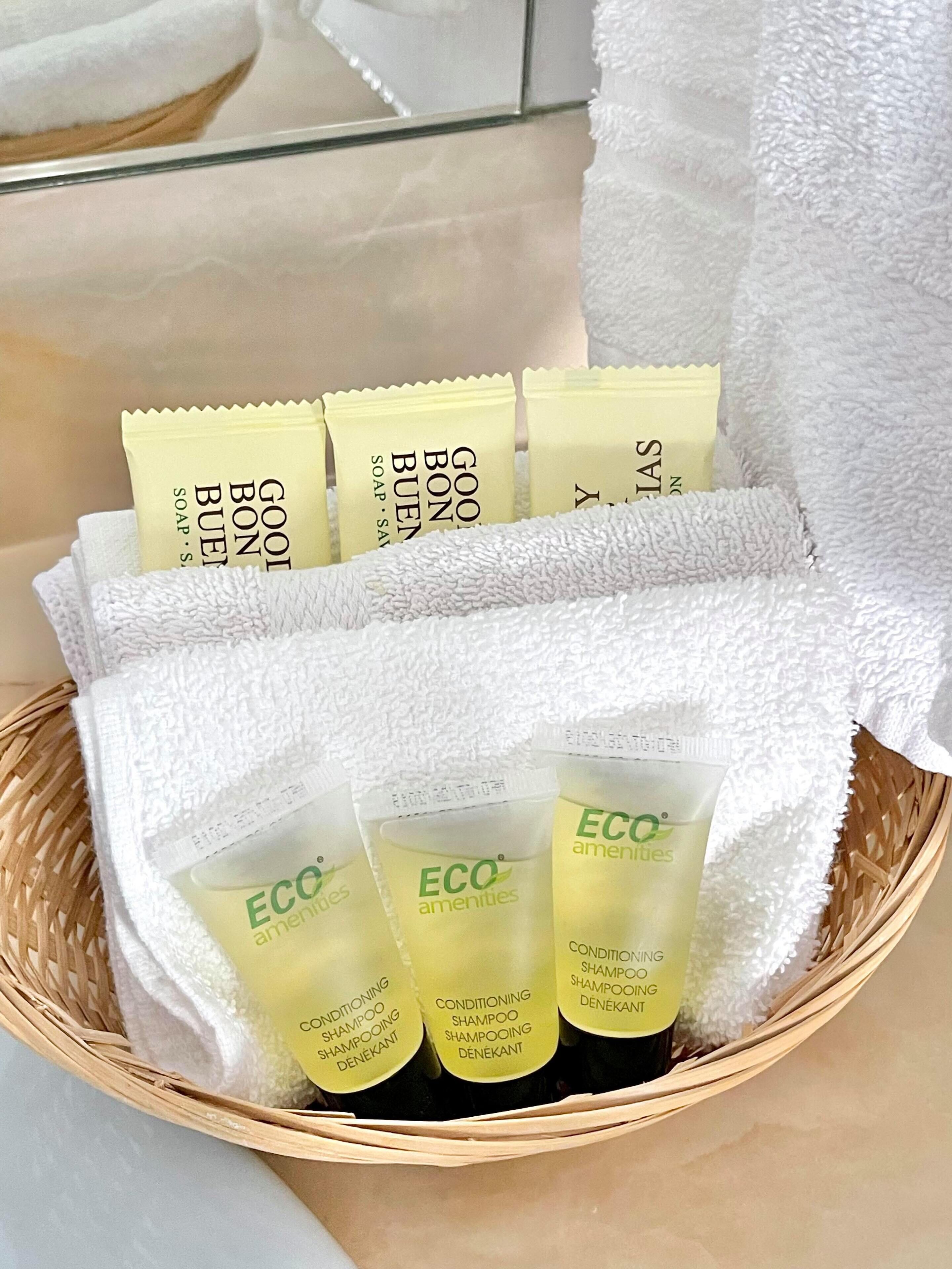 Escrivaninha, cortinas blackout, ferros/tábuas de passar roupa