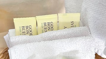 Escrivaninha, cortinas blackout, ferros/tábuas de passar roupa