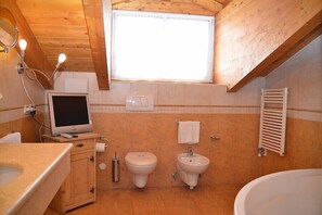 Junior Suite | Bathroom | Hair dryer - Hotel Dolomiti (Moena)