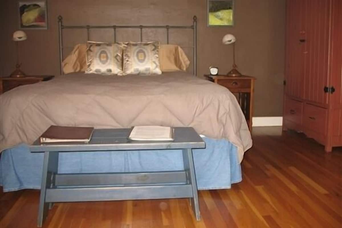 1 bedroom, iron/ironing board, free wifi