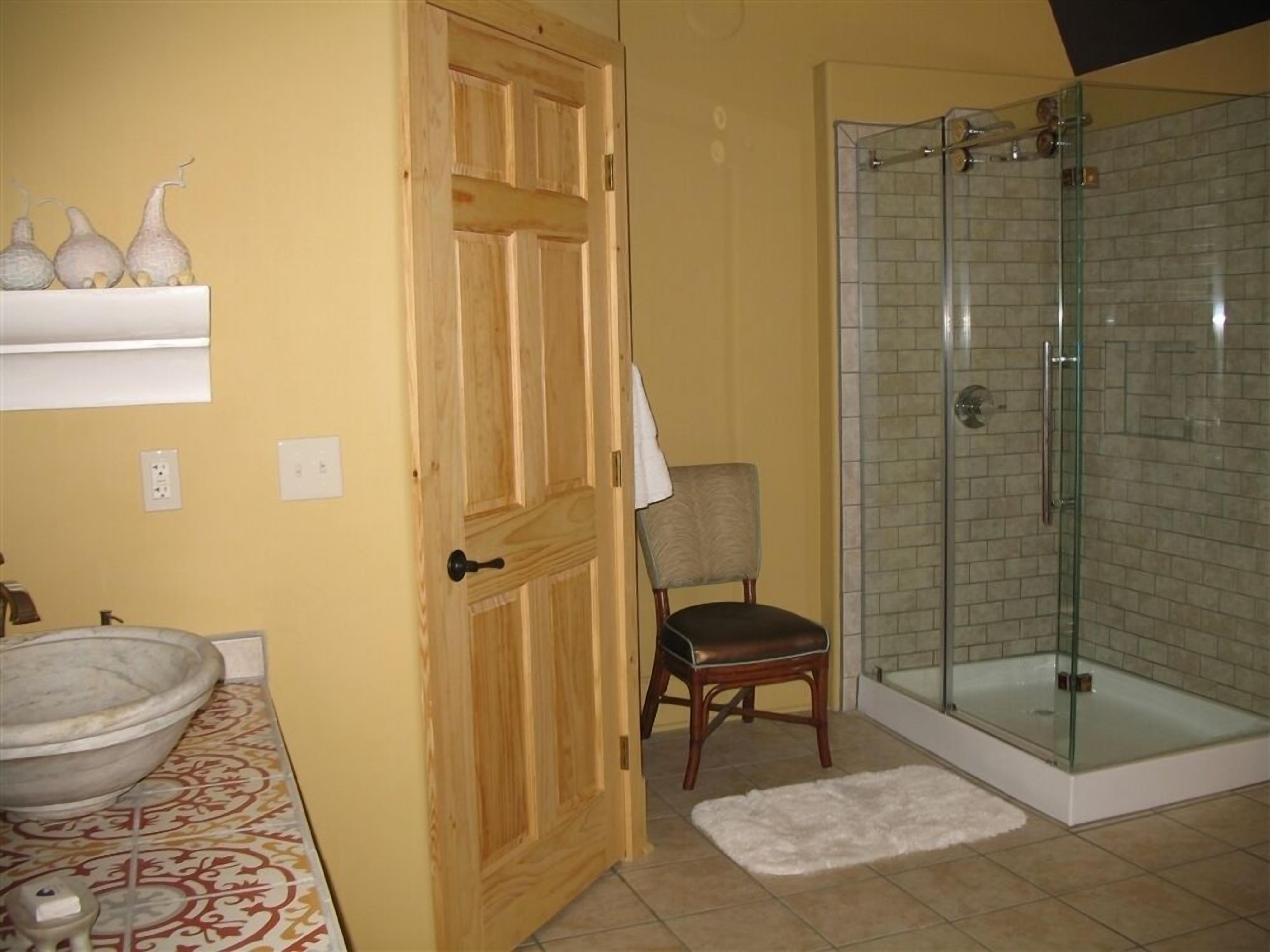 separate bathtub and shower, hair dryer