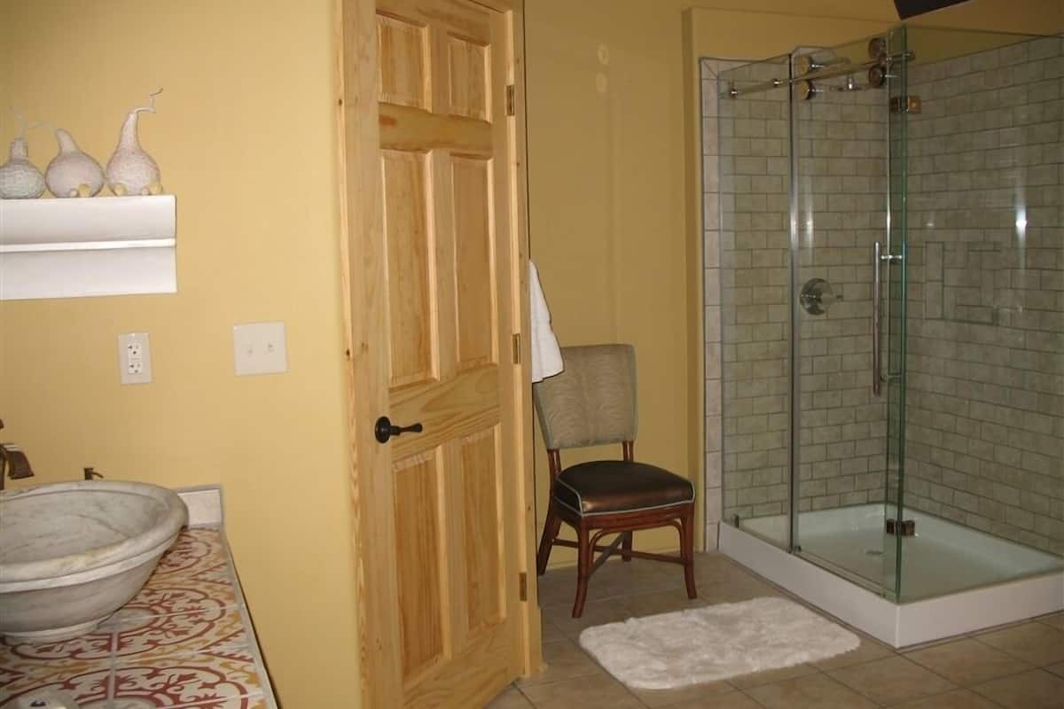 separate bathtub and shower, hair dryer