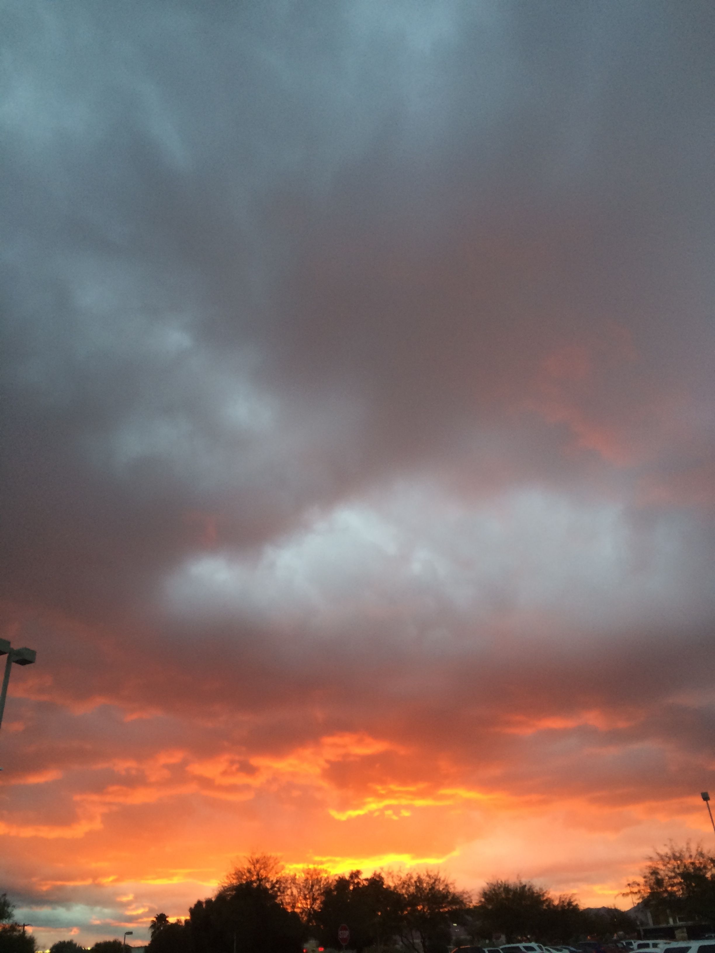 Un atardecer con nubes en el cielo.