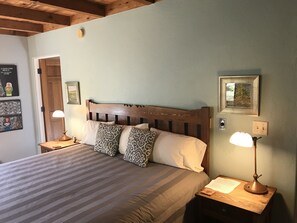 Habitación estándar, 1 cama King size | Tabla de planchar con plancha y wifi gratis