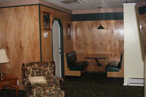 Comfort Suite, 2 Queen Beds | Private kitchen | Fridge, microwave, paper towels - The Evergreen Motel (Oswego)