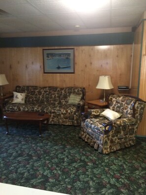 Suite Comfort, 2 Tempat Tidur Queen | Dapur pribadi | Lemari es, microwave, dan tisu