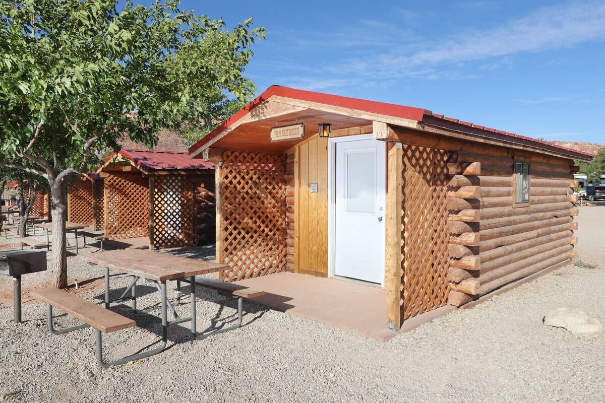 Basic Cabin (Basic Cabin Full Size Bed ) | Free WiFi