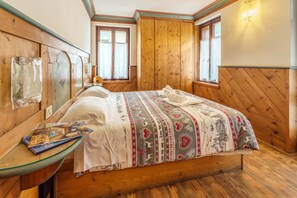 標準雙人房 | 客房內保險箱、書桌、免費無線上網、床單