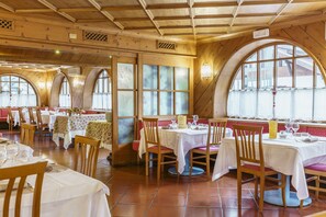 Se sirven comidas, cenas y cocina local 