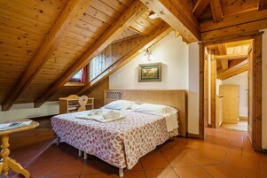 Quarto quádruplo superior, 1 quarto | Cofres nos quartos, escrivaninha, Wi-Fi de cortesia, roupa de cama