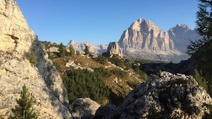 Un paysage montagneux caractérisé par un terrain rocheux et une végétation clairsemée.