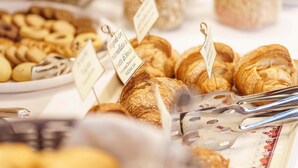 Un buffet proposant une variété de produits de boulangerie et des pots de condiments.