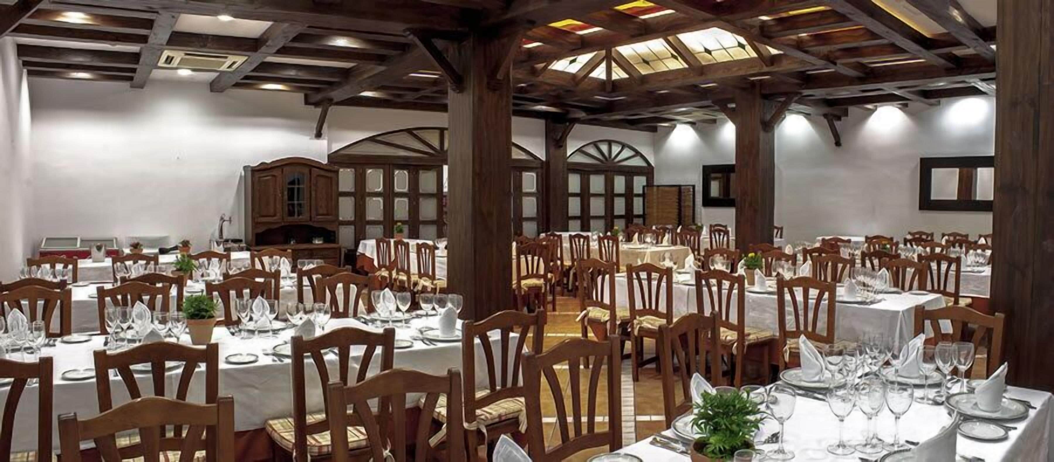 Der serveres frokost og aftensmad
