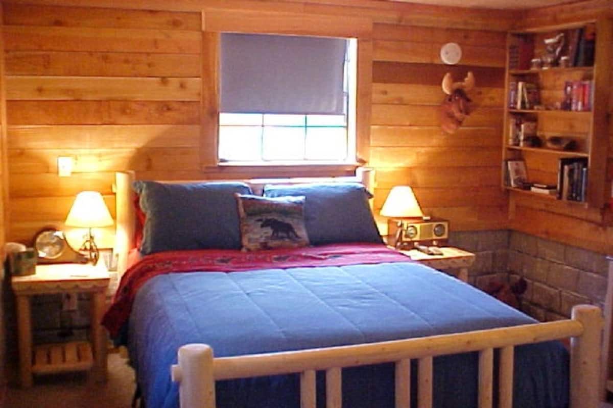 Economy Cottage, 1 Queen Bed, Park View | Iron/ironing board, bed sheets
