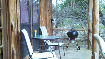 Deluxe Cottage, 1 Queen Bed, Park View | Terrace/patio