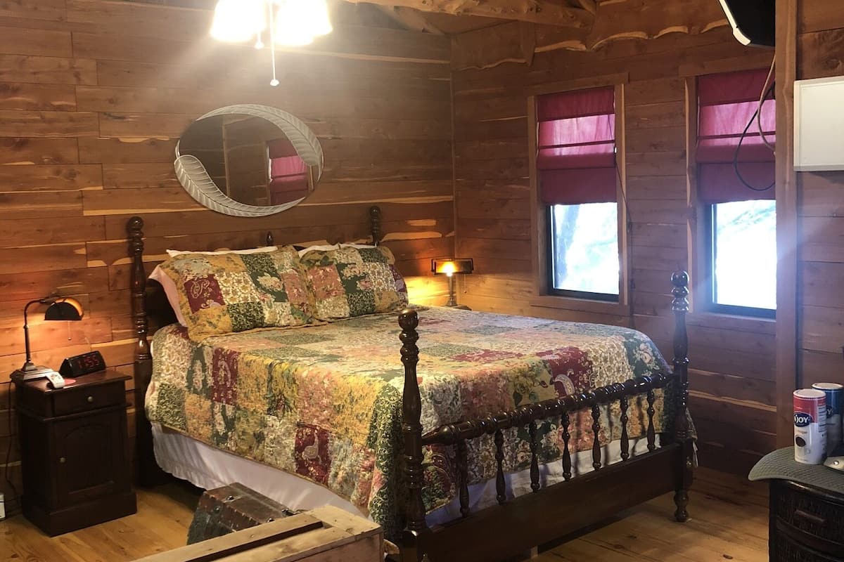 Deluxe Cottage, 1 Queen Bed, Park View | Iron/ironing board, bed sheets