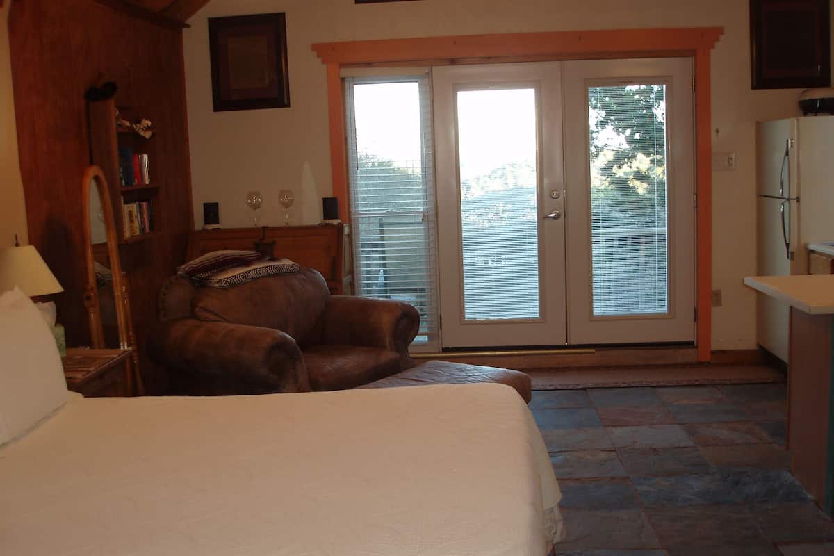Premium Room, 1 Queen Bed, Mountain View | Iron/ironing board, bed sheets