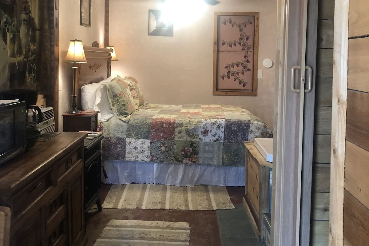 Room, 1 Queen Bed | Iron/ironing board, bed sheets
