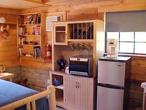 Economy Cottage, 1 Queen Bed, Park View | Private kitchenette | Fridge, microwave, coffee/tea maker - Trail’s End Hill Country Cabins (Kerrville)