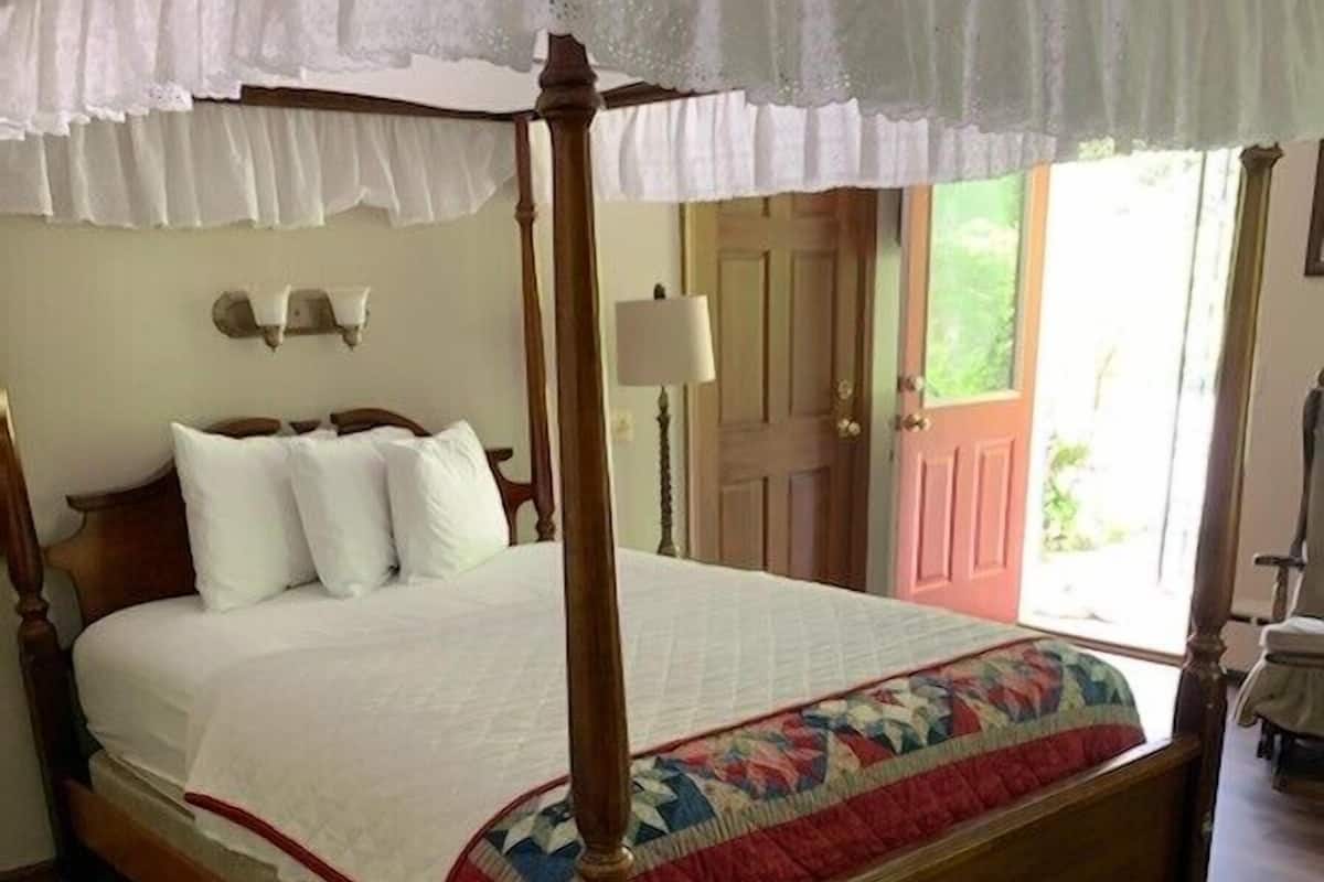 Habitación romántica | Caja de seguridad en la habitación y tabla de planchar con plancha