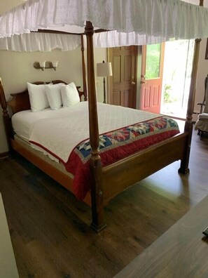Romantic Room | In-room safe, iron/ironing board, rollaway beds, free WiFi