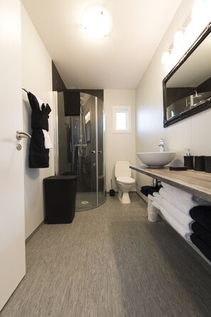 Casa de campo, 3 habitaciones (House no 1) | Baño | Ducha, artículos de higiene personal gratuitos y secador de pelo