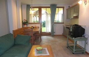 Apartment, 2 Bedrooms, Mountain View, Mountainside | Living room | 32-inch flat-screen TV with satellite channels, TV - Residence il Giardino (Croviana)