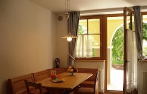 Apartment, 1 Bedroom, Mountain View, Mountainside | In-room dining