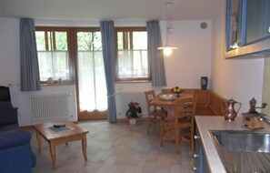 Apartment, 2 Bedrooms, Mountain View, Mountainside | Living area