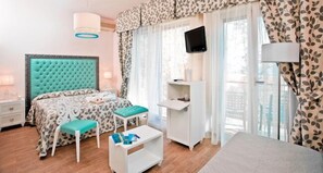 Minibar, safe på rommet, skrivebord og barnesenger (inkludert)