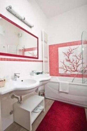 Dusche, kostenlose Toilettenartikel, Haartrockner, Bidet