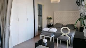 Minibar, caja de seguridad en la habitación y escritorio