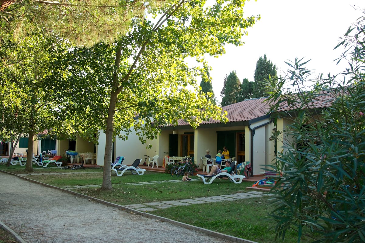 Un edificio con terraza al aire libre y patio cubierto.