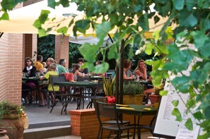 供應早餐和晚餐,當地料理