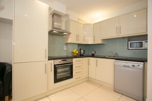 City Apartment, 1 Bedroom, Kitchen, City View | Private kitchen