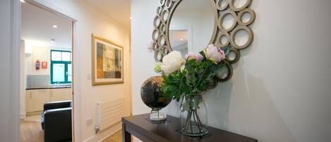 Apartamento urbano, 2 quartos, cozinha, vista para a cidade | Área de estar | TV de tela plana