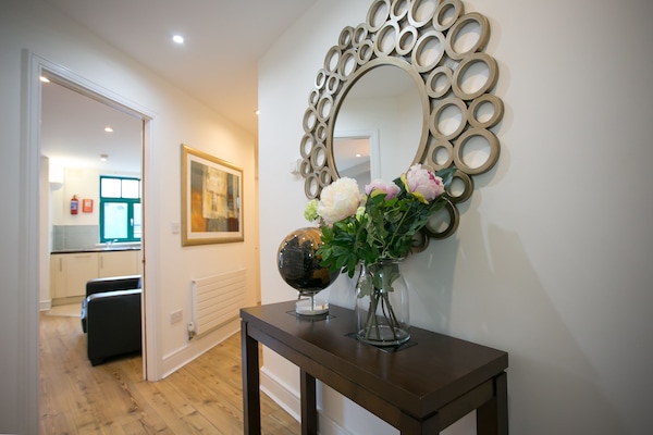 City Apartment, 2 Bedrooms, Kitchen, City View | Living area | Flat-screen TV