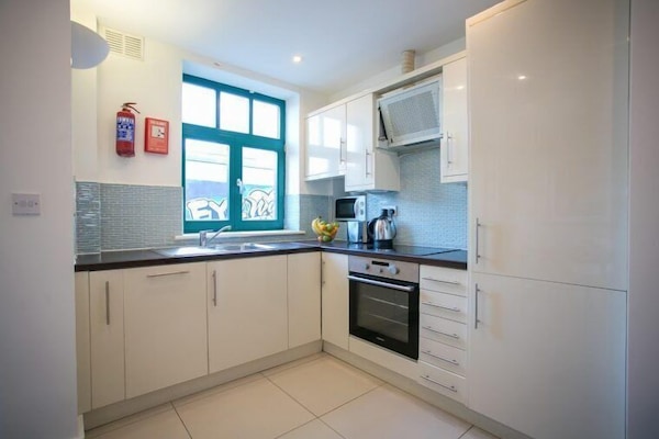 Appartement Standard, 2 chambres, cuisine | Cuisine privée | Grand réfrigérateur, micro-ondes, four, plaque de cuisson