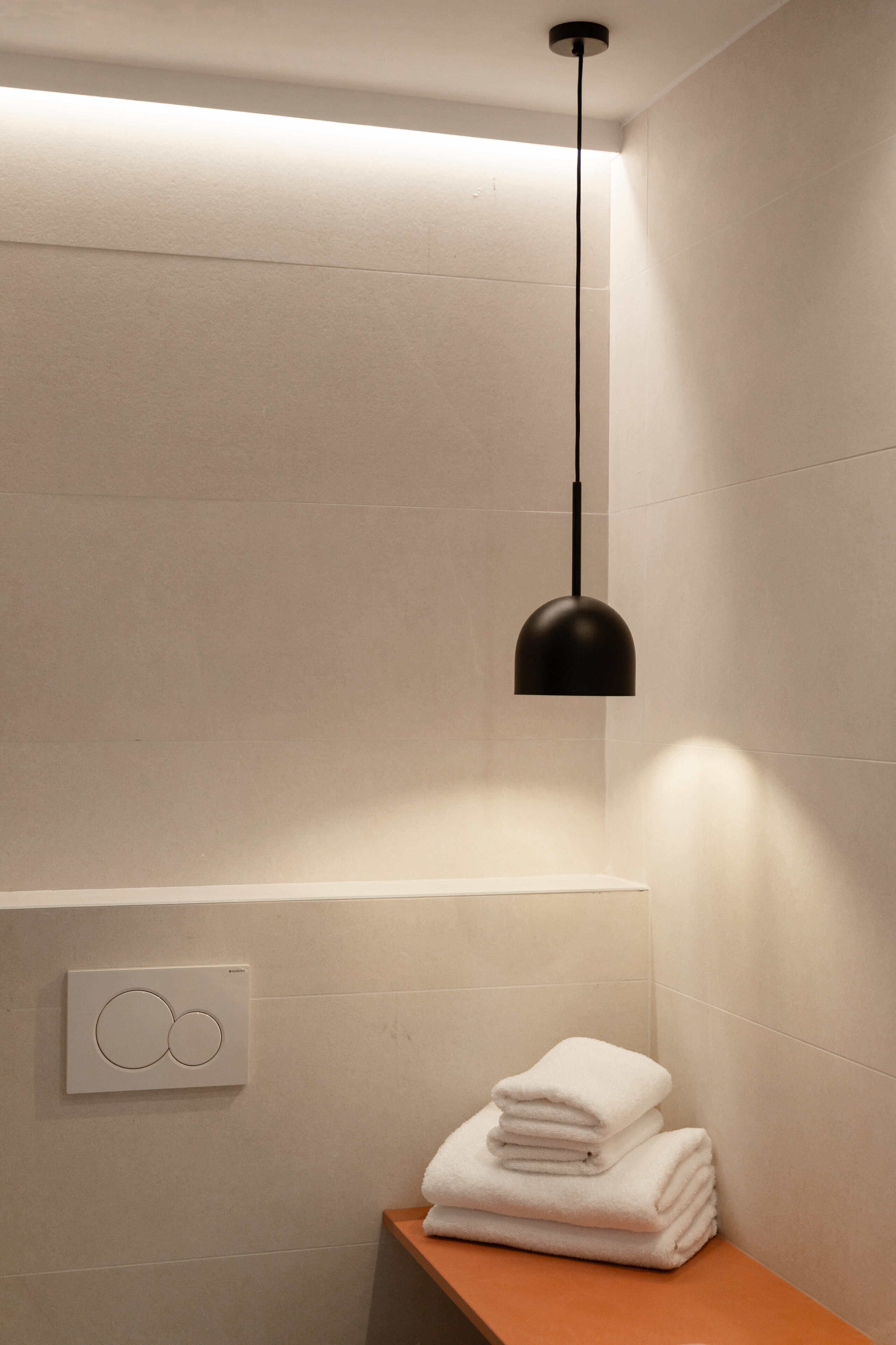 高级双人房 | 客房内保险箱、办公桌、遮光窗帘、免费 WiFi