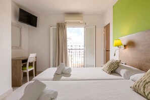 Triple con balcón | Caja fuerte, escritorio, cortinas opacas y wifi gratis