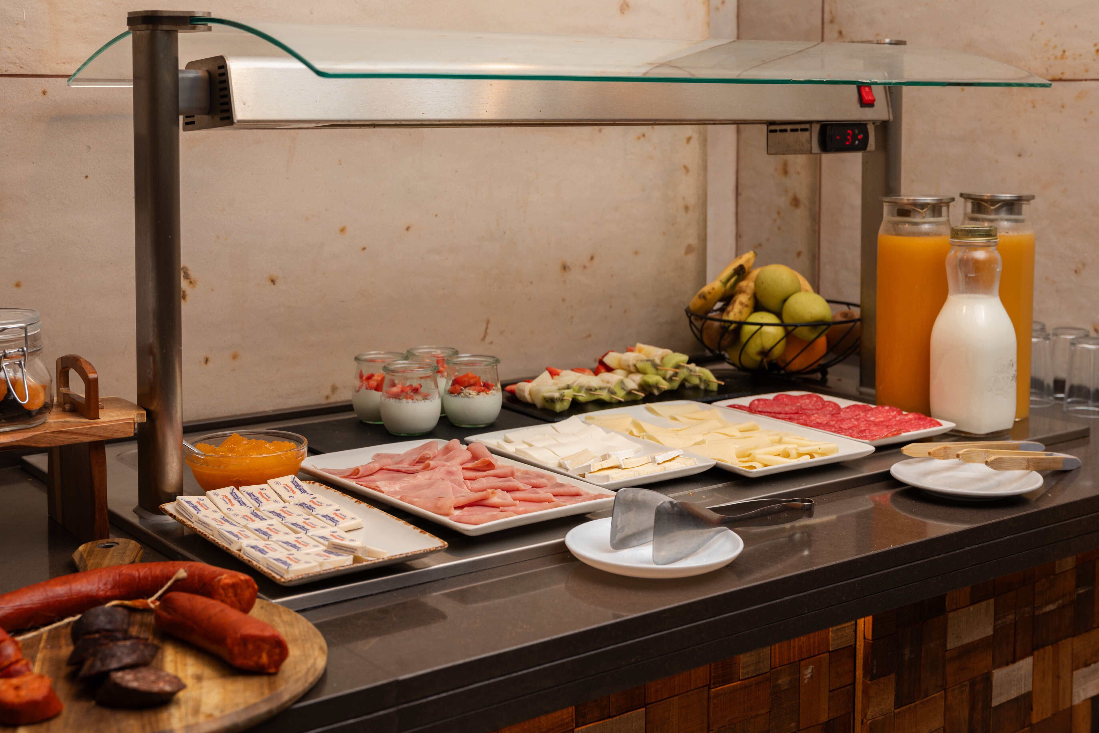 Ein Buffet mit verschiedenen Speisen und Getränken.