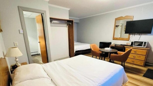 Desk, iron/ironing board, WiFi (free), bed sheets - Stiles Motel Hill View Woodstock NB (Woodstock)