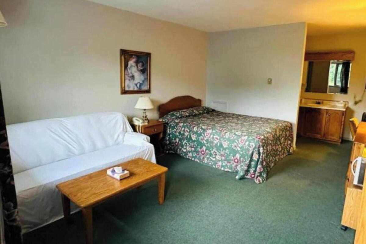 Desk, iron/ironing board, free WiFi, bed sheets
