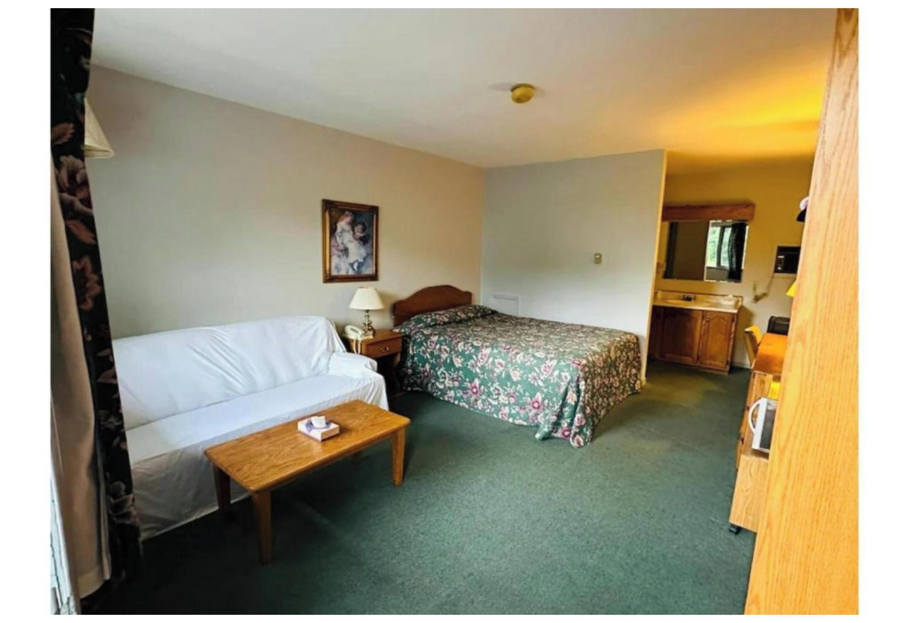 Desk, iron/ironing board, WiFi (free), bed sheets