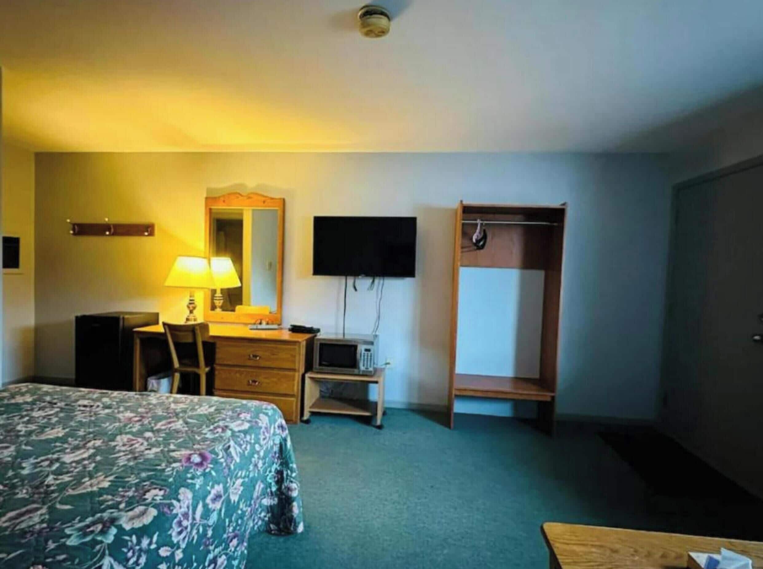 Desk, iron/ironing board, free WiFi, bed sheets